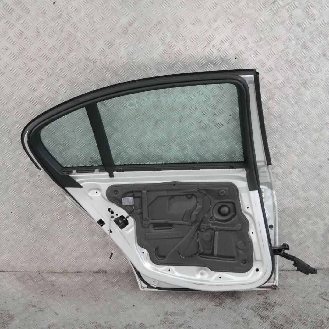 Puerta Trasera Izquierda Titansilber Silver Silber Metallic 354 para BMW E90 E90N con número de pieza 7203647 BMW E90 E90N Puerta Trasera Izquierda Titansilber Silver Silber Metallic 354 - SKU 7203647-TS10 - Número de pieza 7203647