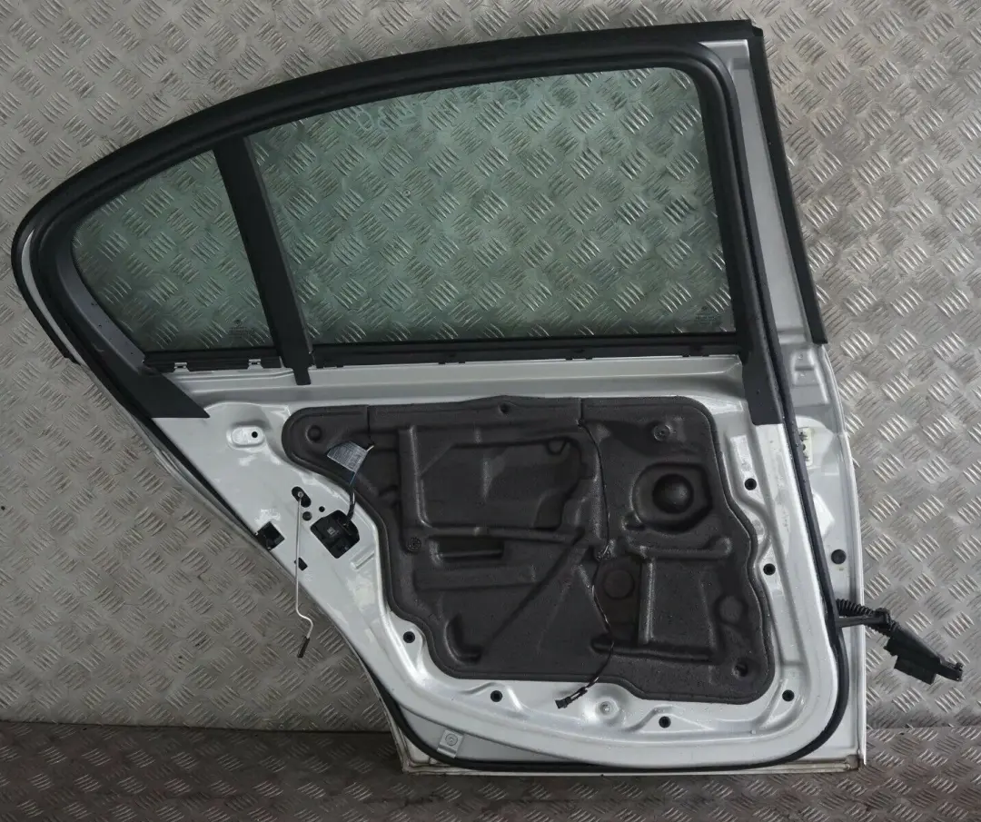  BMW0 E90 E90N Puerta Trasera Izquierda Titansilber Silver Silber Metallic - SKU 7203647-TS30 - Número de pieza 7203647