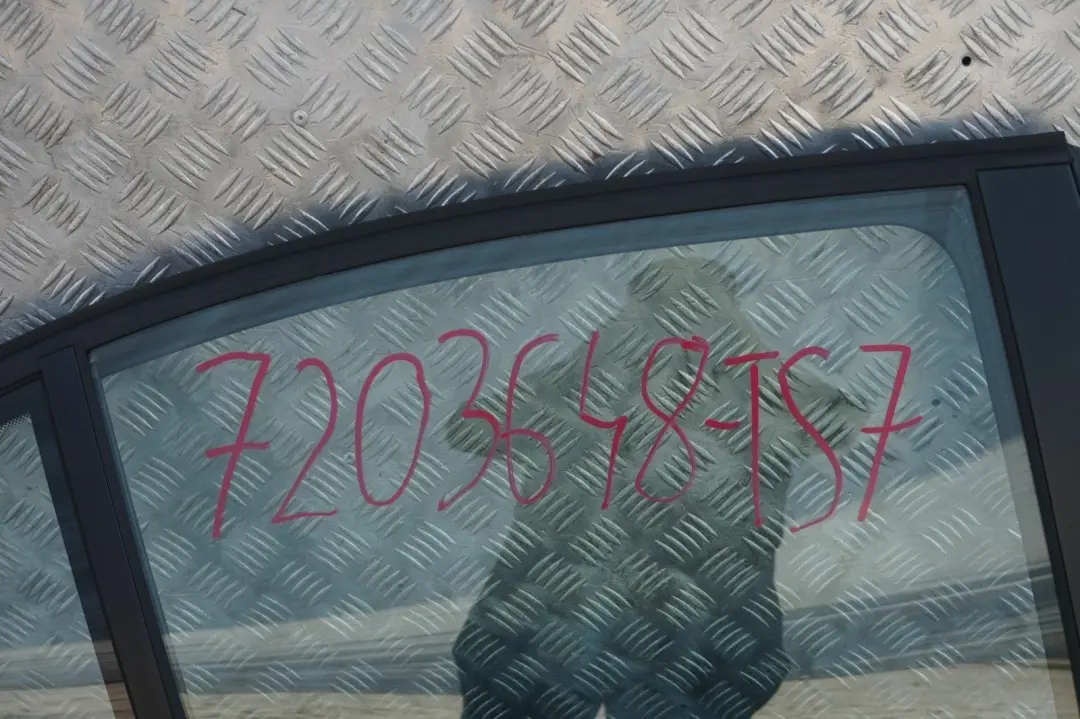 Drzwi prawe tylne tył titansilber 354 do BMW 3 E90 o numerze 7203648 BMW 3 E90 Drzwi prawe tylne tył titansilber 354 - SKU 7203648-TS7 - Numer Części 7203648