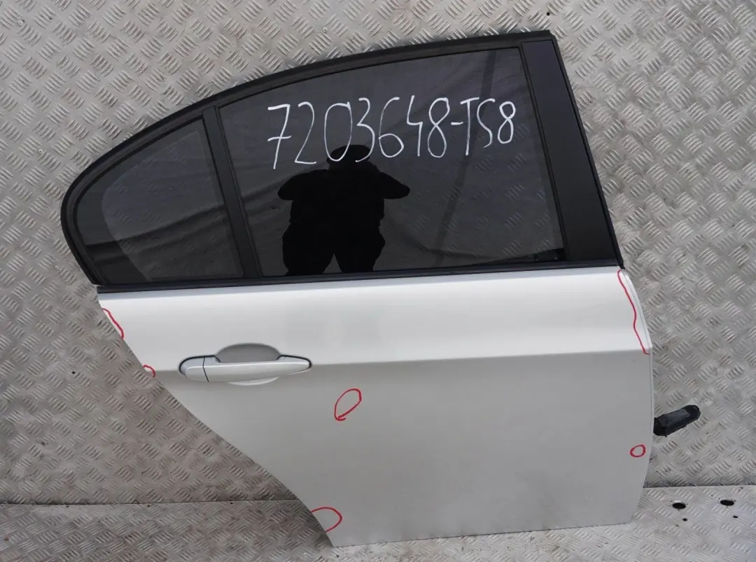 Passeggero Portiera Posteriore Destro Argento-Titanio Argento per BMW E90 LCI con numero di parte 7203648 BMW E90 LCI Passeggero Portiera Posteriore Destro Argento-Titanio Argento - SKU 7203648-TS8 - Numero di parte 7203648