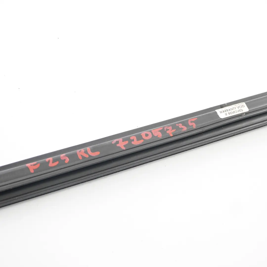 Striscia paraspruzzi interna porta posteriore sinistra per BMW X3 F25 con numero di parte 7205735 BMW X3 F25 Striscia paraspruzzi interna porta posteriore sinistra - SKU 7205735 - Numero di parte 7205735