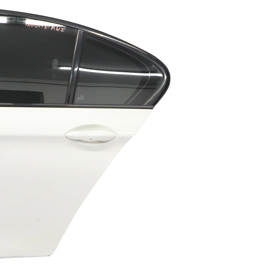 Porta posteriore sinistra Pannello di copertura Alpinweiss White - 300 per BMW F10 con numero di parte 7206113 BMW F10 Porta posteriore sinistra Pannello di copertura Alpinweiss White - 300 - SKU 7206113-AW2 - Numero di parte 7206113