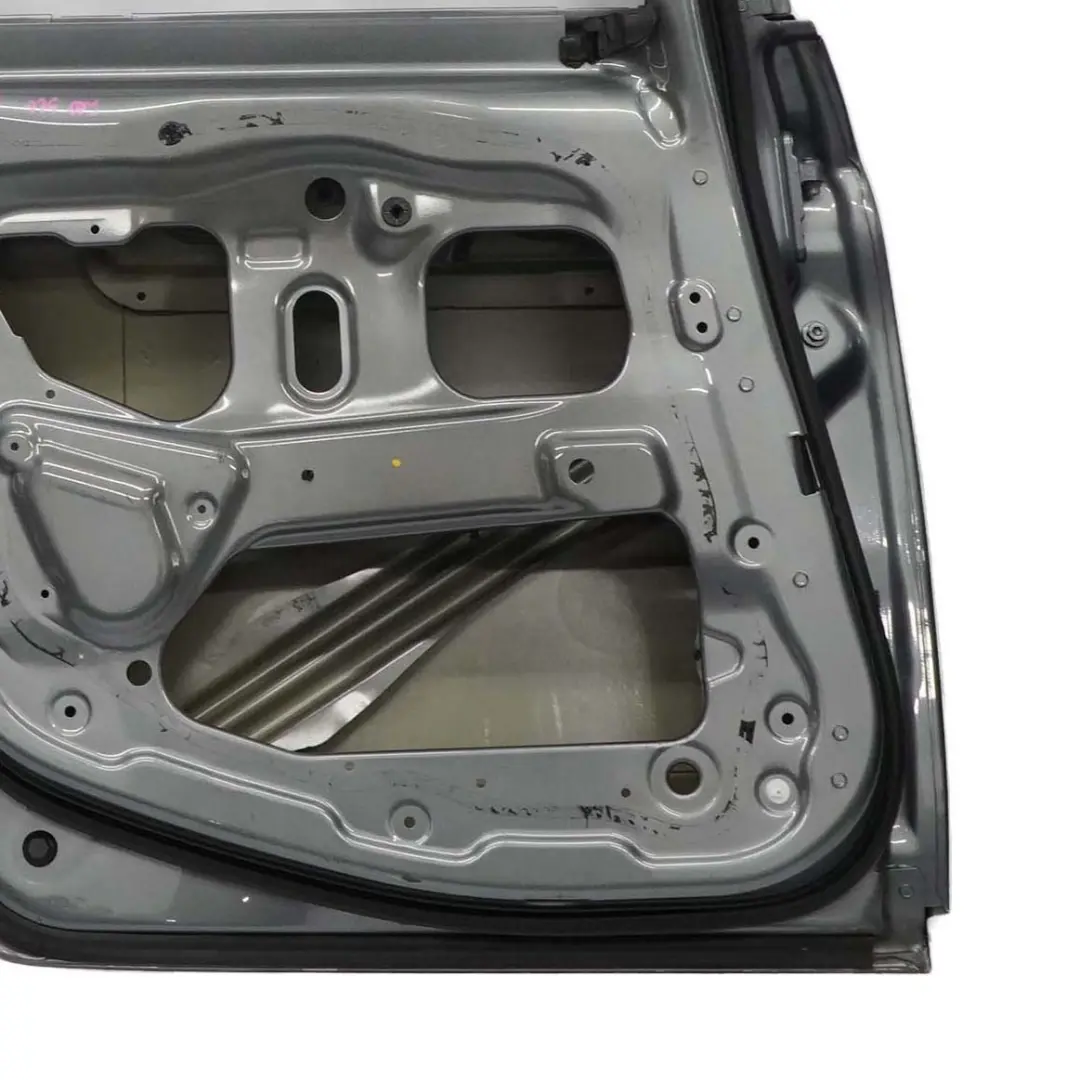 Puerta Trasera Izquierda Spacegrau Space Grau Metallic - A52 para BMW F10 con número de pieza 7206113 BMW F10 Puerta Trasera Izquierda Spacegrau Space Grau Metallic - A52 - SKU 7206113-SCG2 - Número de pieza 7206113