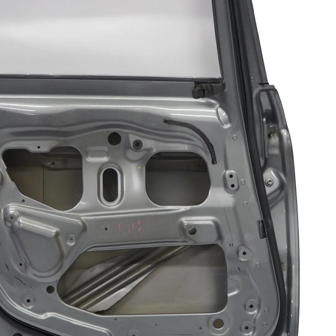 Puerta Trasera Izquierda Spacegrau Space Grau Metallic - A52 para BMW F10 con número de pieza 7206113 BMW F10 Puerta Trasera Izquierda Spacegrau Space Grau Metallic - A52 - SKU 7206113-SCG - Número de pieza 7206113