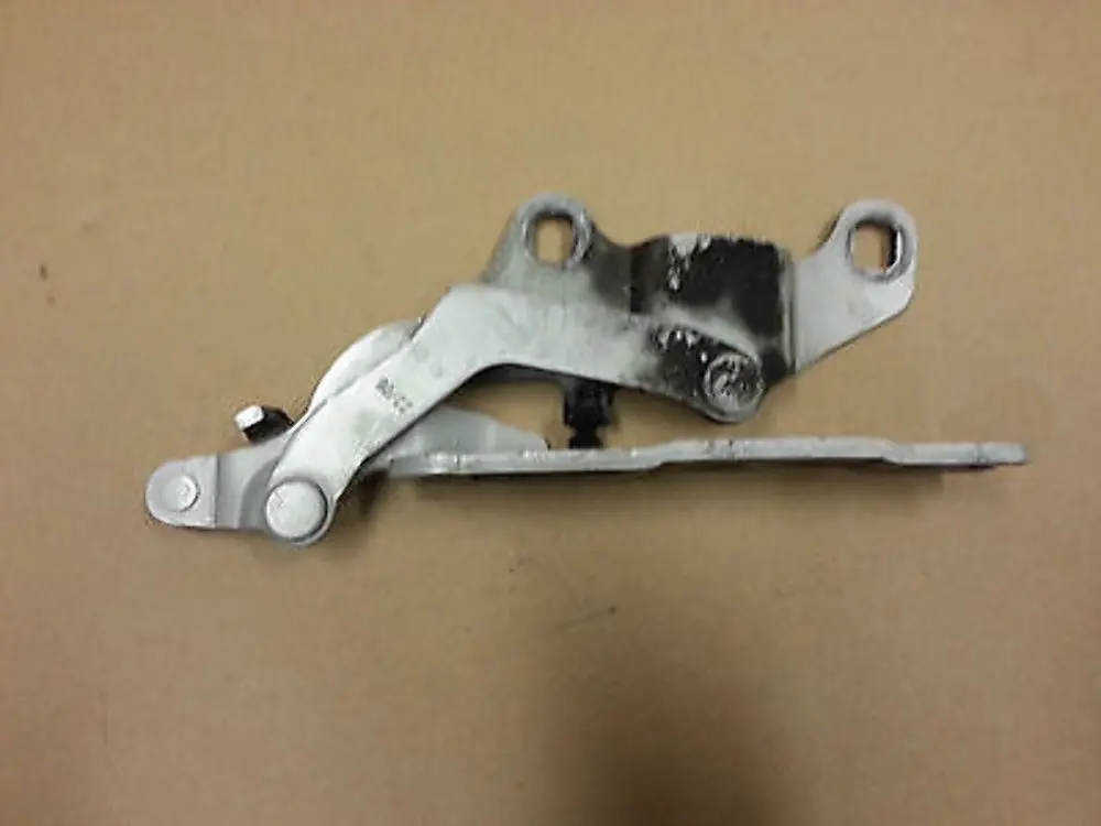 Right O/S ENGINE HOOD HINGE Bonnet to BMW 1 Series E81 E82 E87 E88 with Part number 7060560 BMW 1 Series E81 E82 E87 E88 Right O/S ENGINE HOOD HINGE Bonnet - SKU 7210674 - Part number 7060560