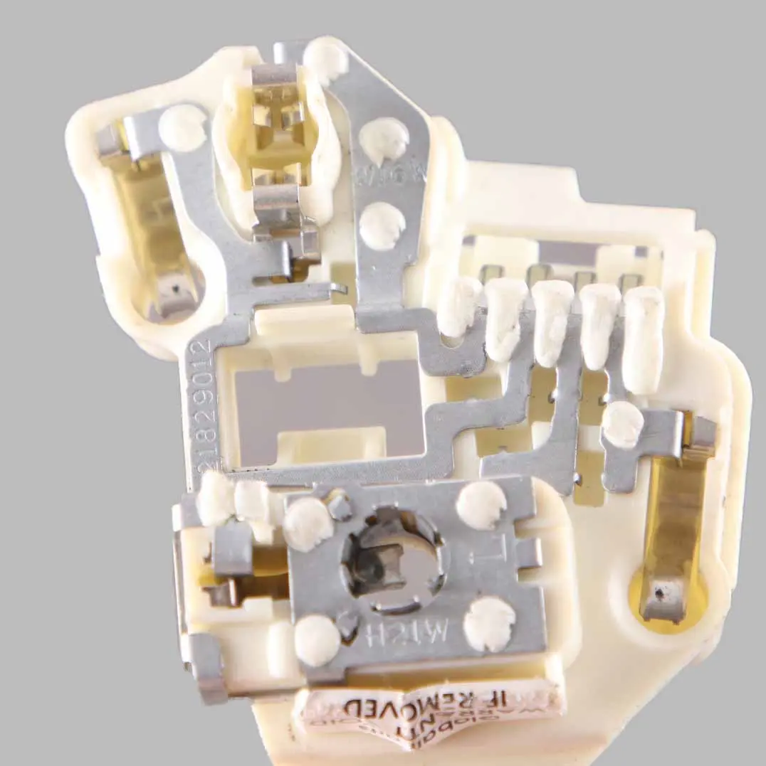 Gniazdo Żarówki Lampy Tylnej Lewy Tył do BMW E91 LCI o numerze 7211215 BMW E91 LCI Gniazdo Żarówki Lampy Tylnej Lewy Tył - SKU 7211215 - Numer Części 7211215