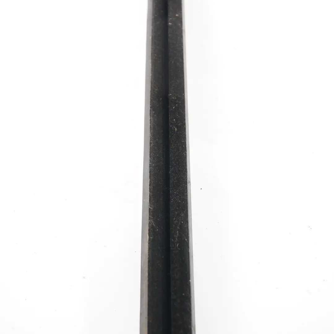 Guarnizione Finestrino Canale Porta Anteriore Sinistro Gomma per BMW F12 F13 con numero di parte 7221177 BMW F12 F13 Guarnizione Finestrino Canale Porta Anteriore Sinistro Gomma - SKU 7221177 - Numero di parte 7221177