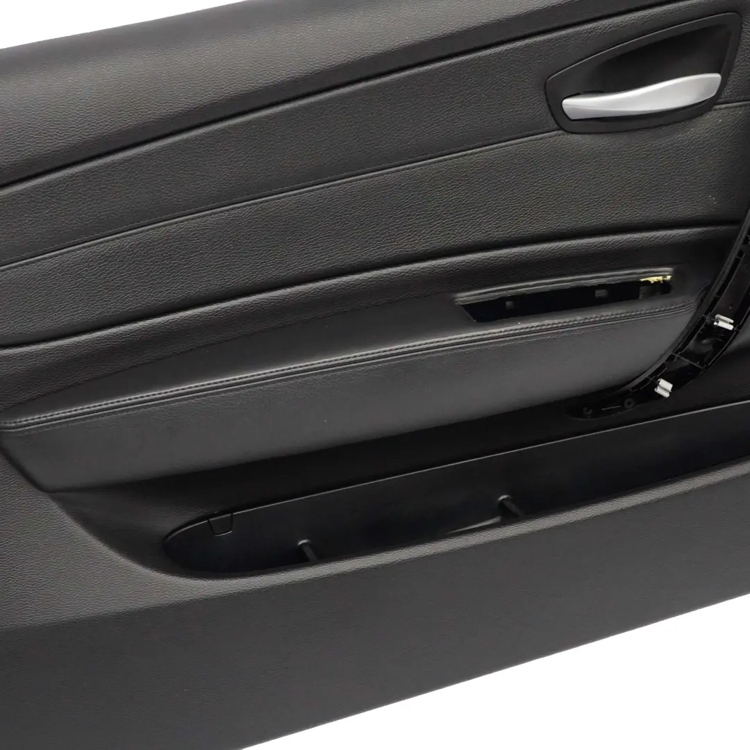 Tarjeta De Puerta Delantera Izquierda Trim Panel Cuero Negro Boston para BMW E88 con número de pieza 7224383 BMW E88 Tarjeta De Puerta Delantera Izquierda Trim Panel Cuero Negro Boston - SKU 7224383 - Número de pieza 7224383