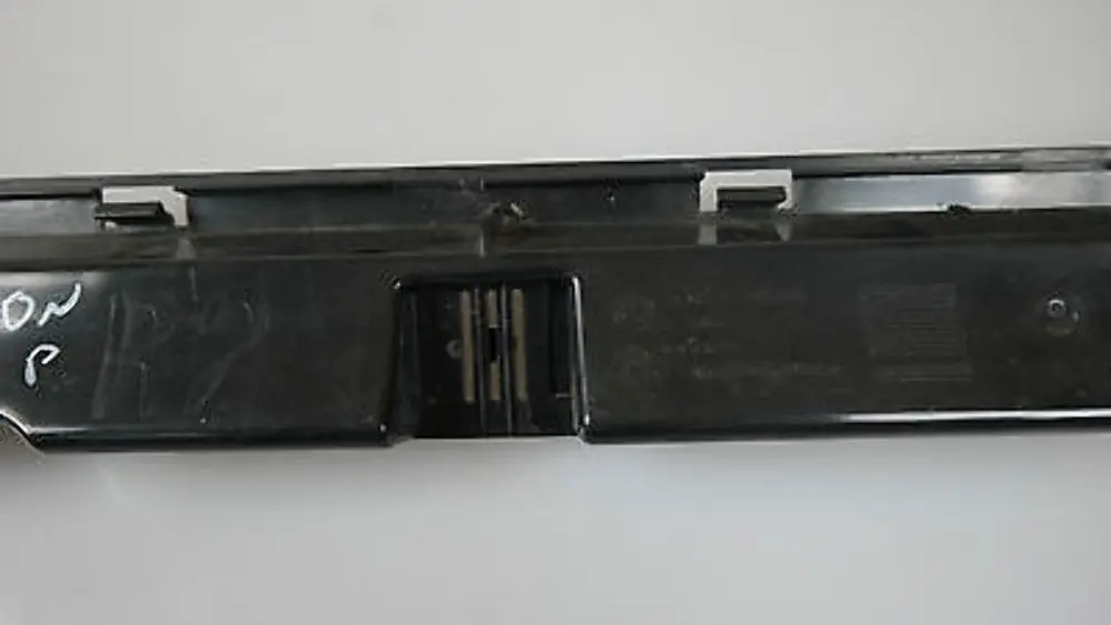 Tiras De Sujecion Derecha R2 para BMW E90N E91N LCI con número de pieza 7224456 BMW E90N E91N LCI Tiras De Sujecion Derecha R2 - SKU 7224456 - Número de pieza 7224456