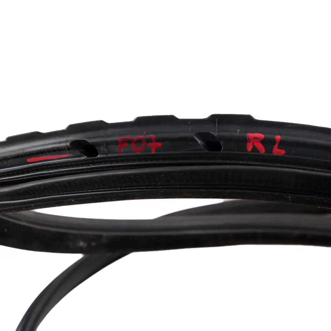Hintere Linke Tür N/S Dichtung Schwarz 7196389 für BMW F07 GT Gran Turismo mit Teilenummer 7226397 BMW F07 GT Gran Turismo Hintere Linke Tür N/S Dichtung Schwarz 7196389 - SKU 7226397 - Teilenummer 7226397