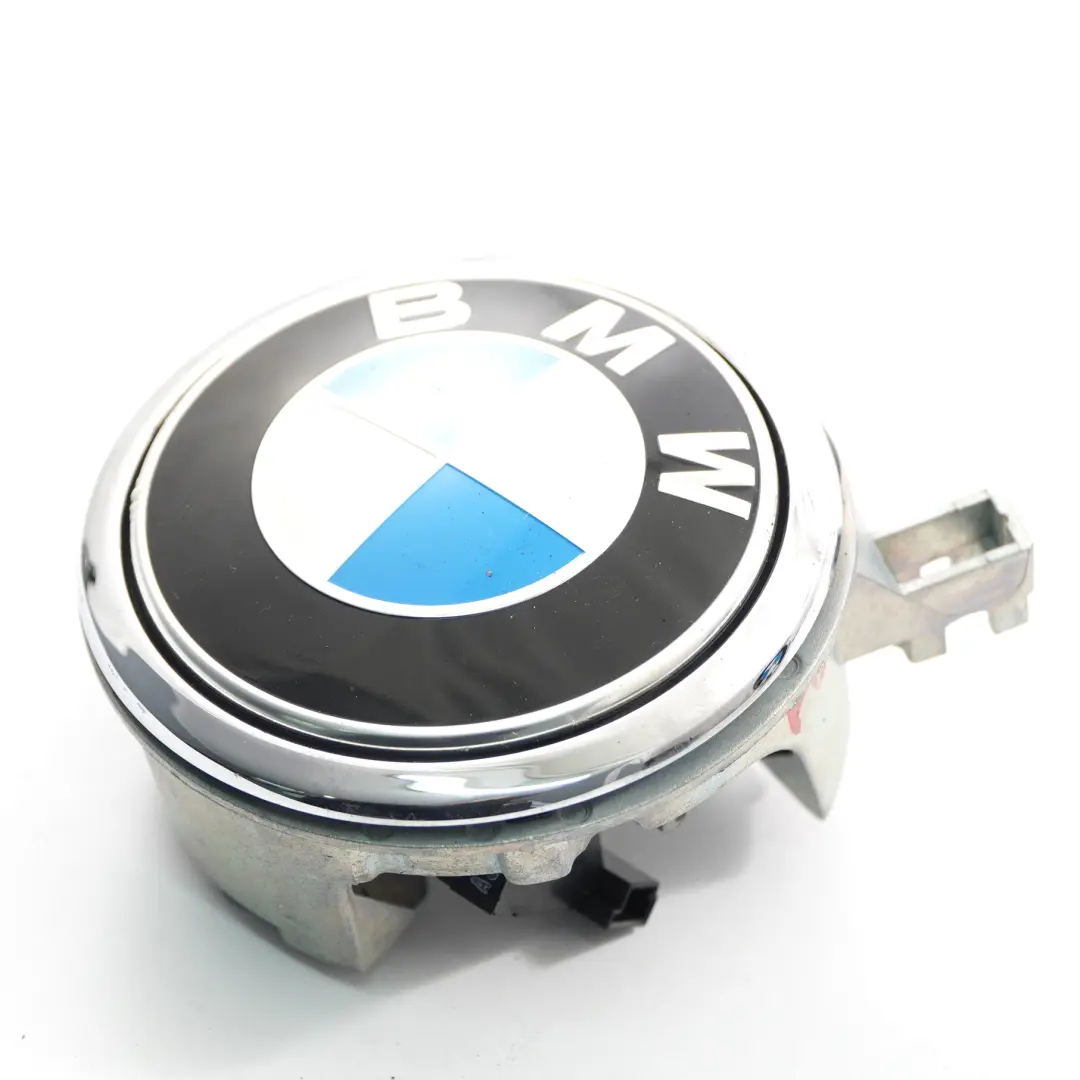 Emblemat Przycisk Logo Znaczek Klapy Bagażnika do BMW F06 F12 F13 o numerze 7227733 BMW F06 F12 F13 Emblemat Przycisk Logo Znaczek Klapy Bagażnika - SKU 7227733-1 - Numer Części 7227733