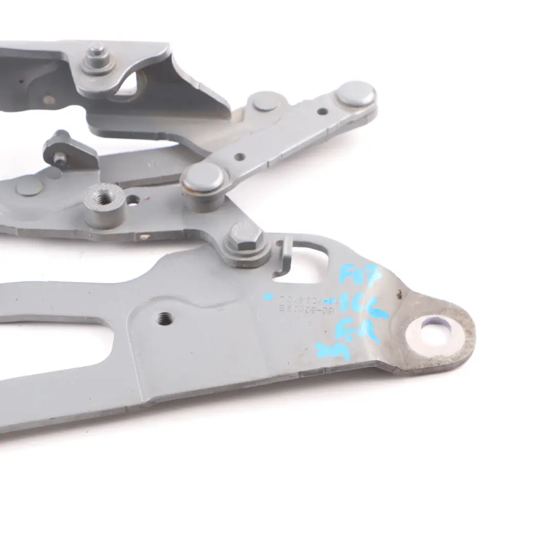 Charnière de capot moteur avant droit Gris sidéral - A52 7046324 pour BMW F07 GT à propos du numéro de pièce 7229636 BMW F07 GT Charnière de capot moteur avant droit Gris sidéral - A52 7046324 - SKU 7229636-SCG - Numéro de pièce 7229636