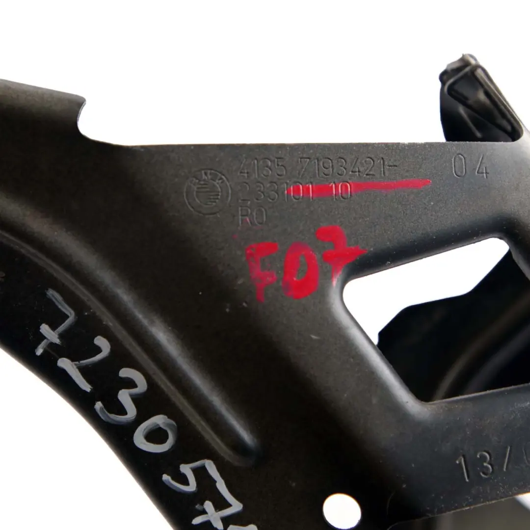Supporto Staffa Pannello Laterale Anteriore Sinistro Black Sapphire 475 per BMW F07 con numero di parte 7230575 BMW F07 Supporto Staffa Pannello Laterale Anteriore Sinistro Black Sapphire 475 - SKU 7230575-BS - Numero di parte 7230575
