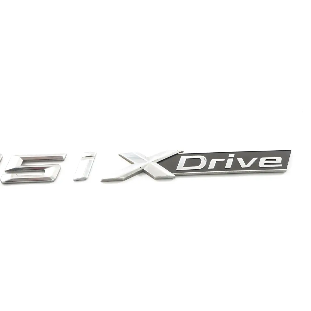 Napis Logo Klapy Bagażnika XDrive 225i 7231550 do BMW F45 o numerze 7383517 BMW F45 Napis Logo Klapy Bagażnika XDrive 225i 7231550 - SKU 7231550 - Numer Części 7383517