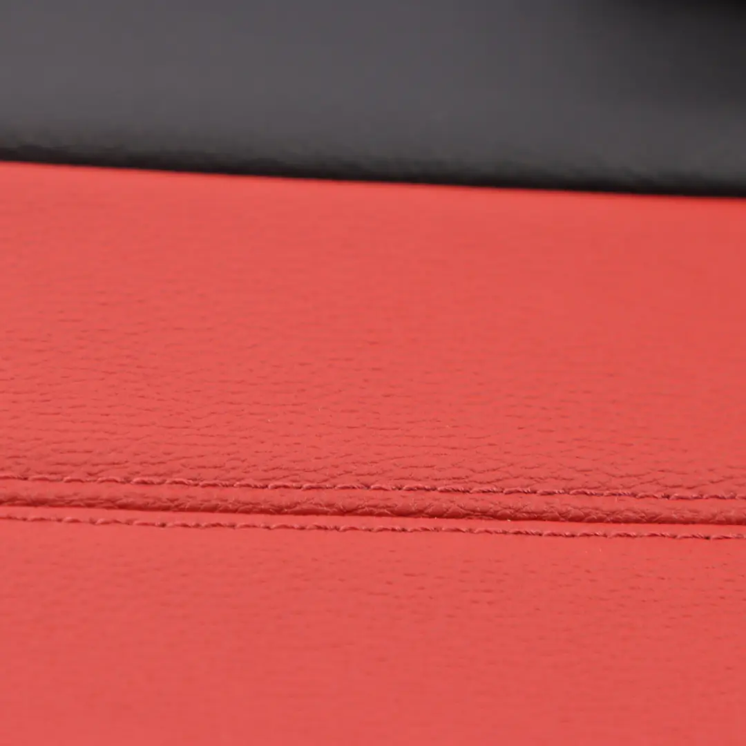 Pannello di rivestimento laterale posteriore sinistro pelle rosso per BMW E88 con numero di parte 7234269 BMW E88 Pannello di rivestimento laterale posteriore sinistro pelle rosso - SKU 7234269 - Numero di parte 7234269