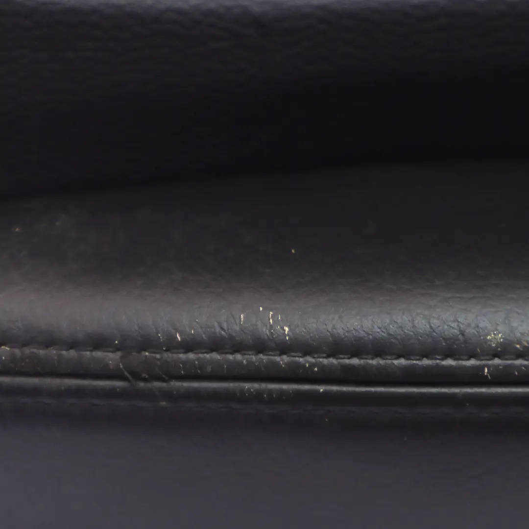 Pannello laterale posteriore sinistro Cabrio pelle nera per BMW E88 con numero di parte 7234277 BMW E88 Pannello laterale posteriore sinistro Cabrio pelle nera - SKU 7234277 - Numero di parte 7234277