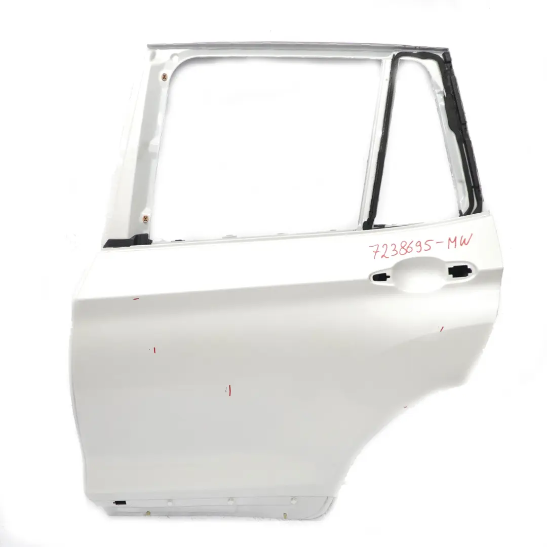 Porta posteriore sinistra Mineralweiss Mineral White Metallic - A96 per BMW X3 F25 con numero di parte 7238695 BMW X3 F25 Porta posteriore sinistra Mineralweiss Mineral White Metallic - A96 - SKU 7238695-MW - Numero di parte 7238695