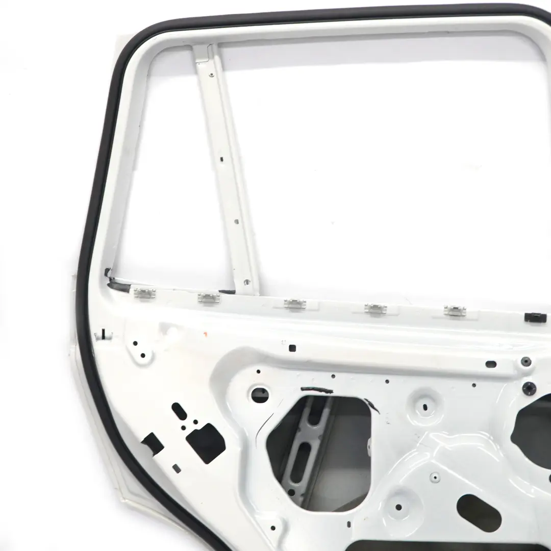 Porta posteriore sinistra Mineralweiss Mineral White Metallic - A96 per BMW X3 F25 con numero di parte 7238695 BMW X3 F25 Porta posteriore sinistra Mineralweiss Mineral White Metallic - A96 - SKU 7238695-MW - Numero di parte 7238695