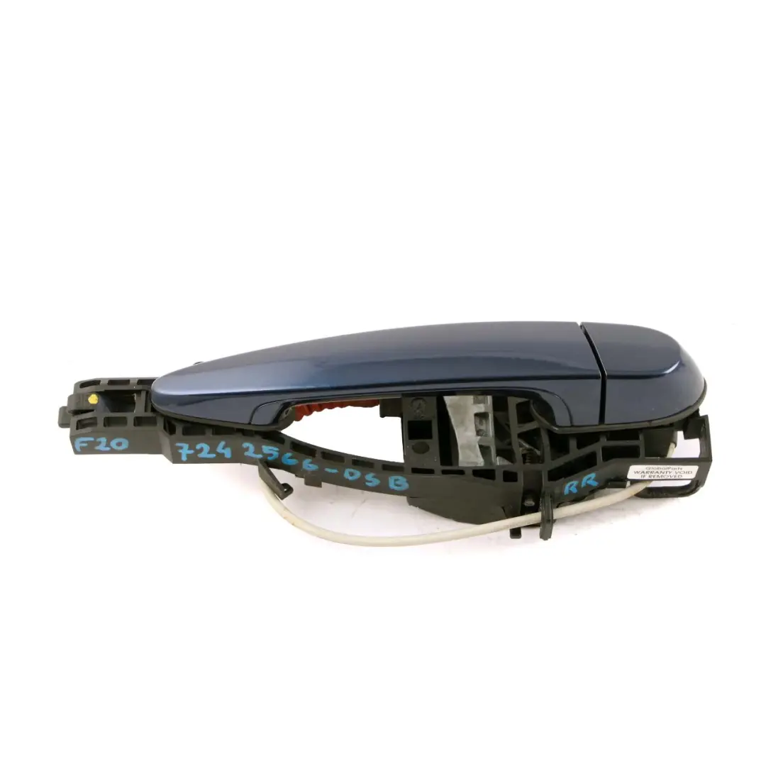 Asidero Trasero Derecho O/S Tiefseeblau Deep Sea Blue A76 para BMW F20 LCI con número de pieza 7242566 BMW F20 LCI Asidero Trasero Derecho O/S Tiefseeblau Deep Sea Blue A76 - SKU 7242566-DSB - Número de pieza 7242566