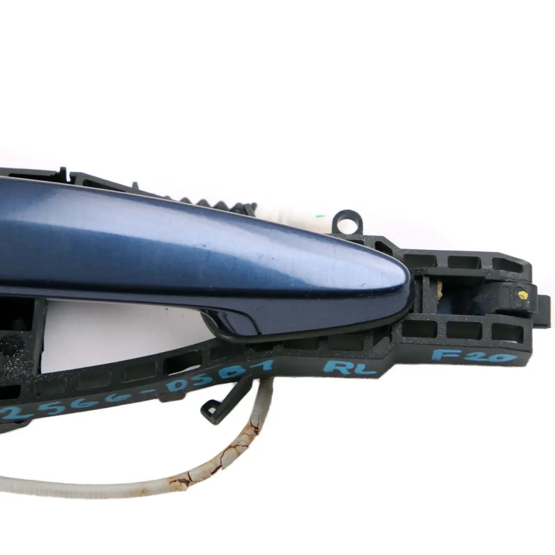 Maniglia Sostegno Posteriore Sinistra Tiefseeblau Deep Sea Blue A76 per BMW F20 LCI con numero di parte 7242566 BMW F20 LCI Maniglia Sostegno Posteriore Sinistra Tiefseeblau Deep Sea Blue A76 - SKU 7242566-DSB1 - Numero di parte 7242566