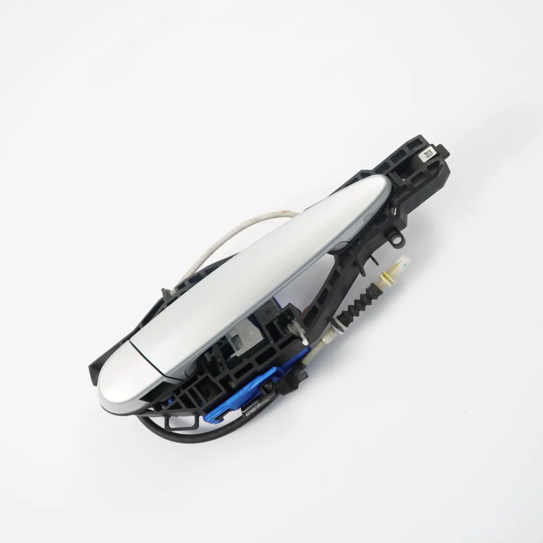 Asidero Trasero Izquierdo Plata Glaciar Metalizado A83 para BMW F20 LCI con número de pieza 7242566 BMW F20 LCI Asidero Trasero Izquierdo Plata Glaciar Metalizado A83 - SKU 7242566-GSB1 - Número de pieza 7242566