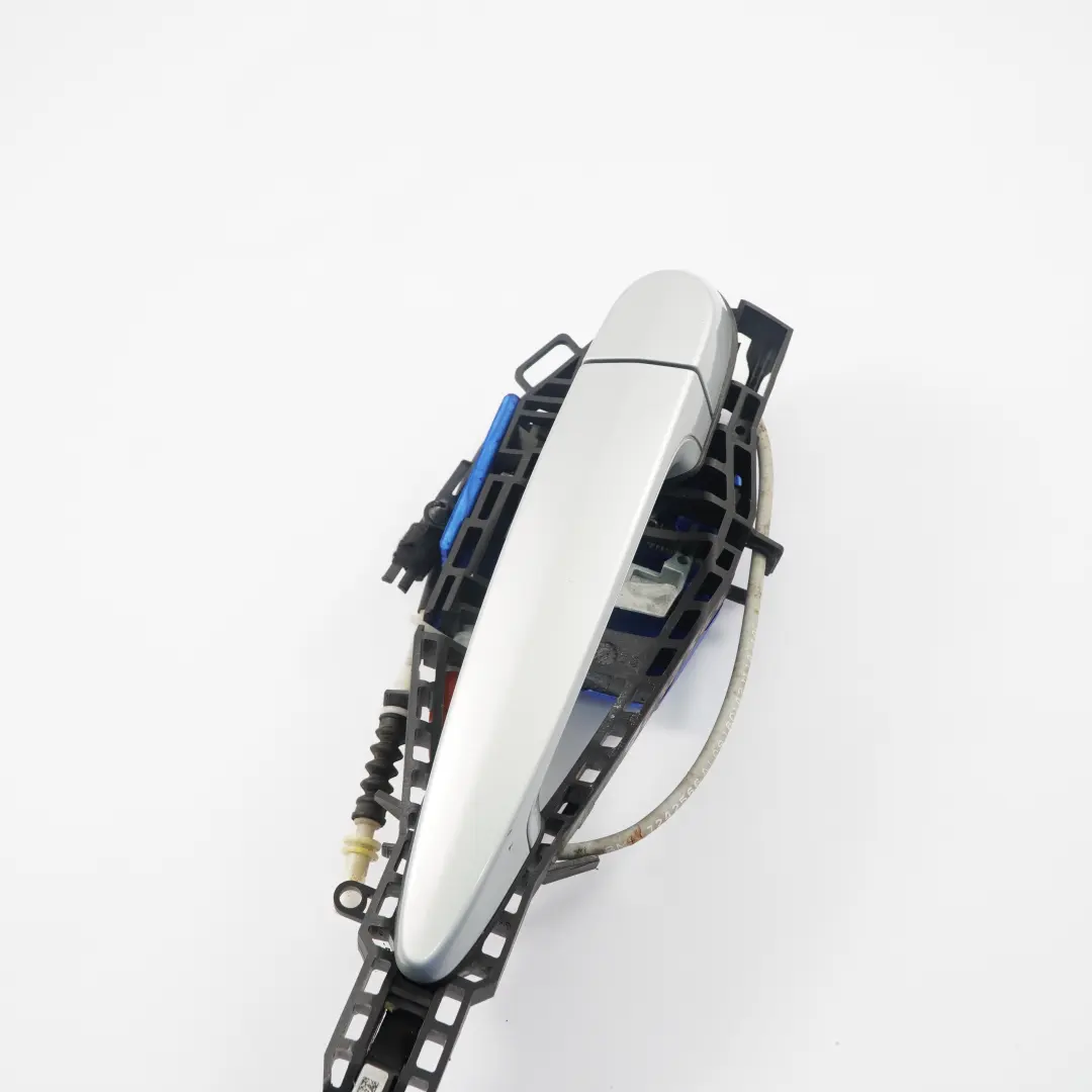 Maniglia posteriore sinistra N/S Glacier Silver Metallic A83 per BMW Serie 1 F20 LCI con numero di parte 7242566 BMW Serie 1 F20 LCI Maniglia posteriore sinistra N/S Glacier Silver Metallic A83 - SKU 7242566-GSB1 - Numero di parte 7242566