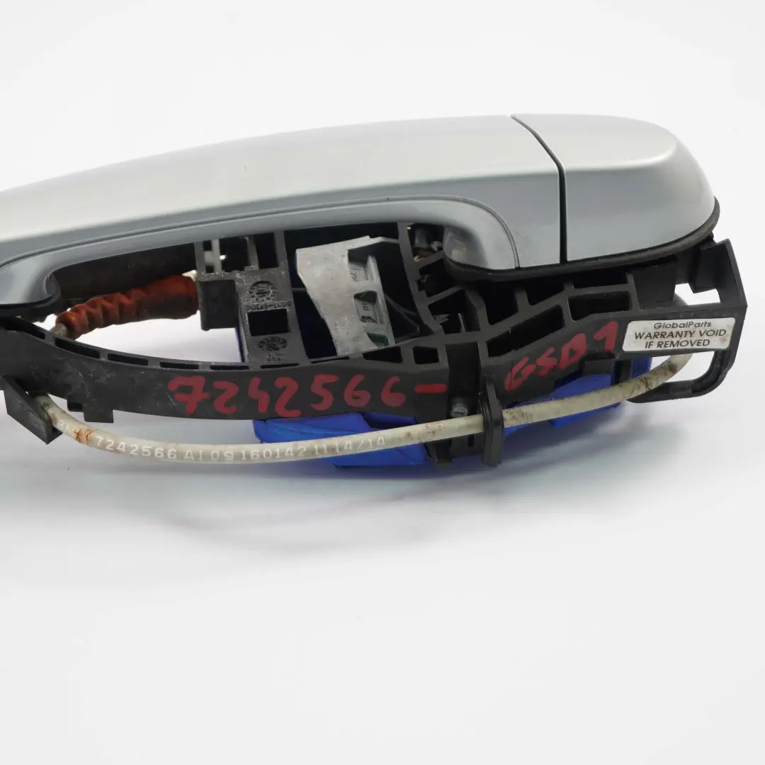 Asidero Trasero Izquierdo Plata Glaciar Metalizado A83 para BMW F20 LCI con número de pieza 7242566 BMW F20 LCI Asidero Trasero Izquierdo Plata Glaciar Metalizado A83 - SKU 7242566-GSB1 - Número de pieza 7242566