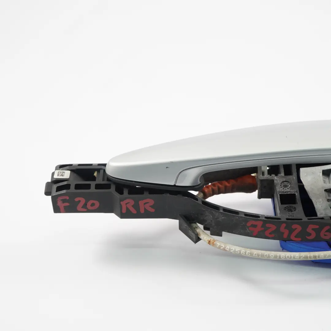 BMW F20 LCI Asidero Trasero Izquierdo Plata Glaciar Metalizado A83 - SKU 7242566-GSB1 - Número de pieza 7242566