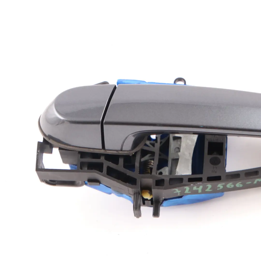 Haltegriff Türöffner Hinten Links Mineralgrau Metallic B39 für BMW F20 LCI mit Teilenummer 7242566 BMW F20 LCI Haltegriff Türöffner Hinten Links Mineralgrau Metallic B39 - SKU 7242566-MG2 - Teilenummer 7242566