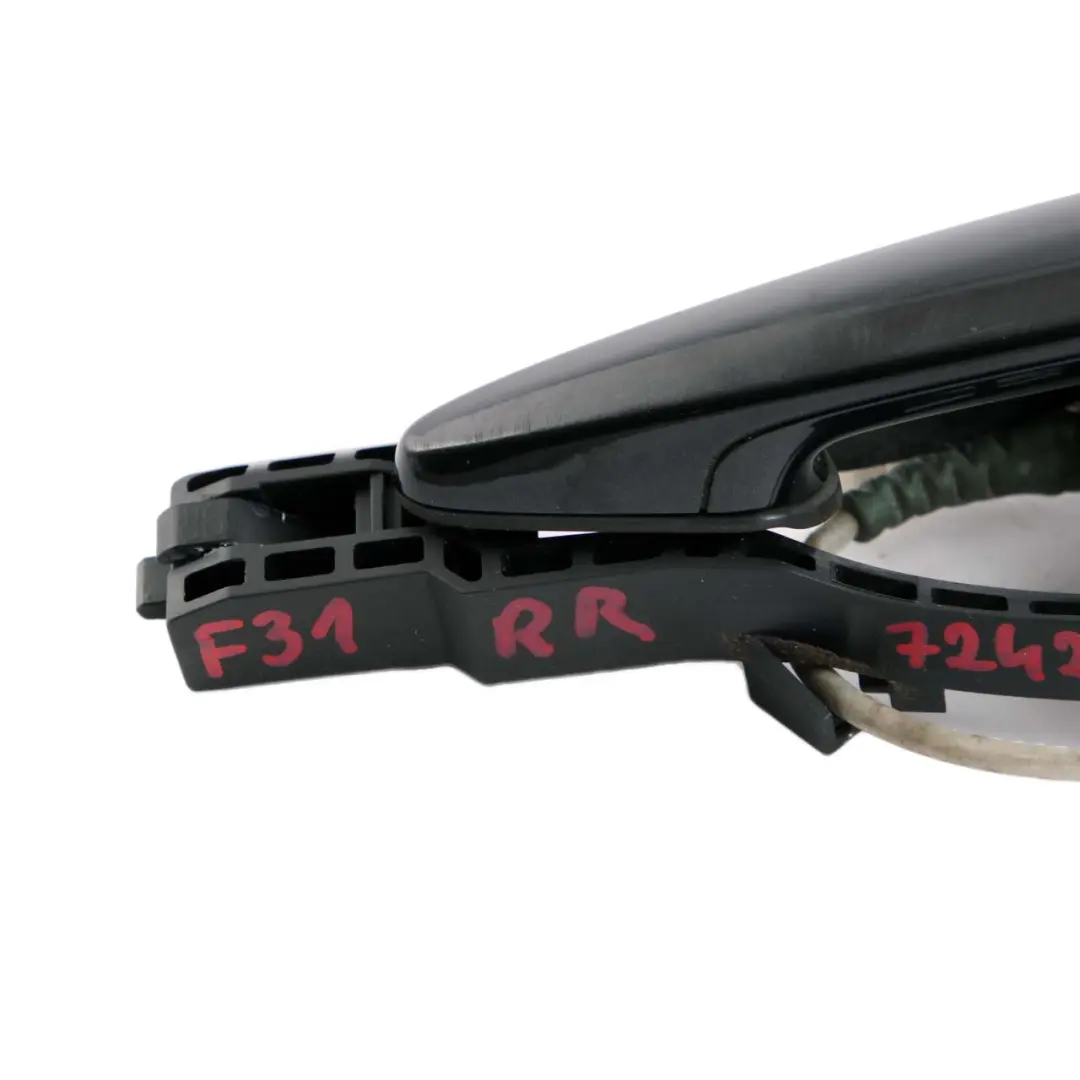 Maniglia Porta Posteriore Destra O/S Nero Zaffiro Metallizzato 475 per BMW F30 F31 con numero di parte 7242568 BMW F30 F31 Maniglia Porta Posteriore Destra O/S Nero Zaffiro Metallizzato 475 - SKU 7242568-BS2 - Numero di parte 7242568