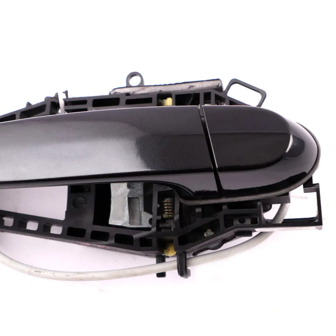 Maniglia Posteriore Destra Black Sapphire Metallico 475 Nero per BMW F30 F31 con numero di parte 7242568 BMW F30 F31 Maniglia Posteriore Destra Black Sapphire Metallico 475 Nero - SKU 7242568-BS - Numero di parte 7242568