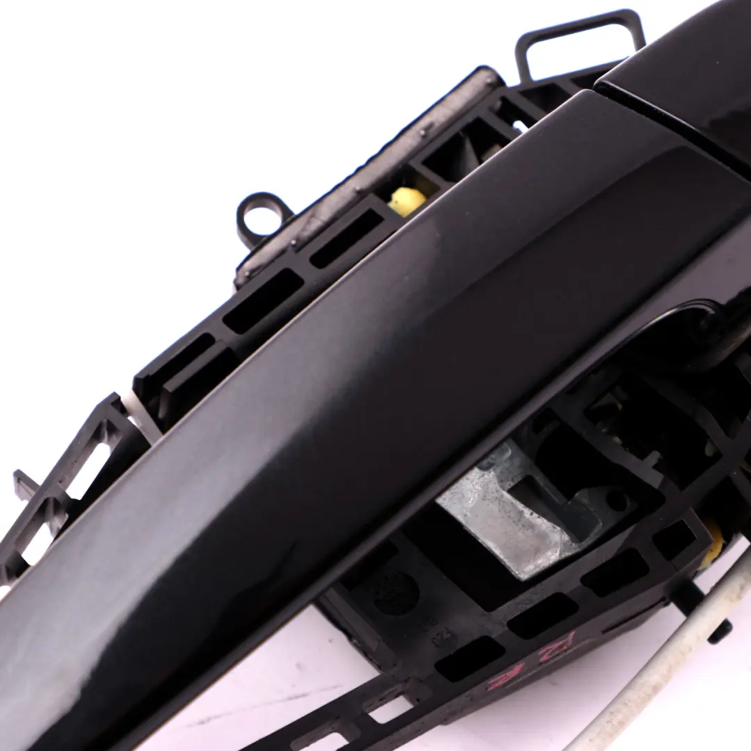 Maniglia Posteriore Destra Black Sapphire Metallico 475 Nero per BMW F30 F31 con numero di parte 7242568 BMW F30 F31 Maniglia Posteriore Destra Black Sapphire Metallico 475 Nero - SKU 7242568-BS - Numero di parte 7242568