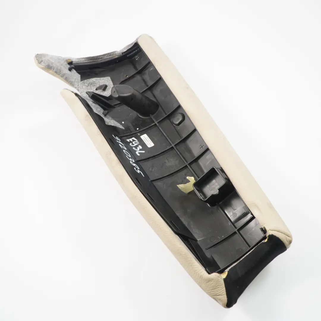 Acabado lateral asiento tras. izq. panel cuero beige para BMW E93 con número de pieza 7246665 BMW E93 Acabado lateral asiento tras. izq. panel cuero beige - SKU 7246665 - Número de pieza 7246665