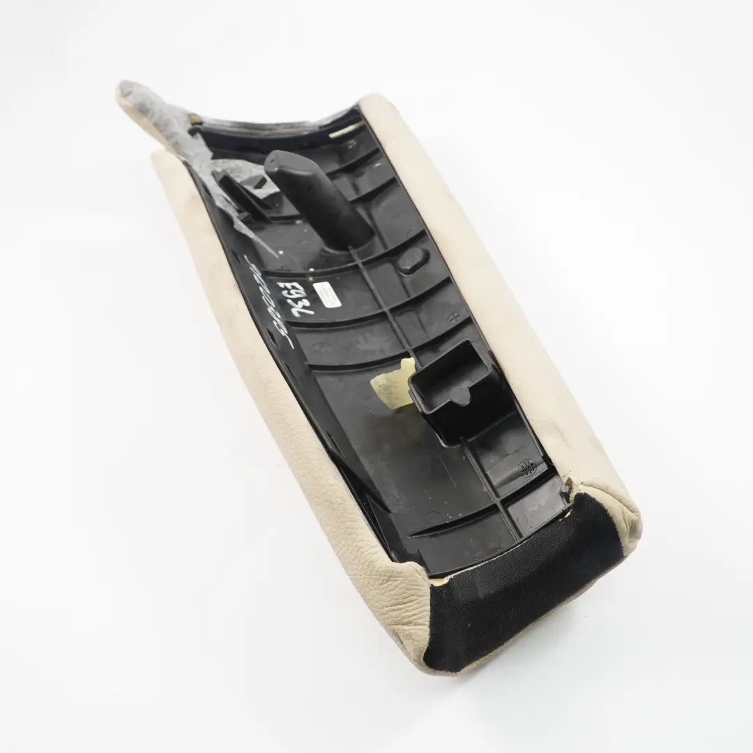 Finition laterale du siege arriere gauche en cuir beige creme pour BMW E93 à propos du numéro de pièce 7246665 BMW E93 Finition laterale du siege arriere gauche en cuir beige creme - SKU 7246665 - Numéro de pièce 7246665