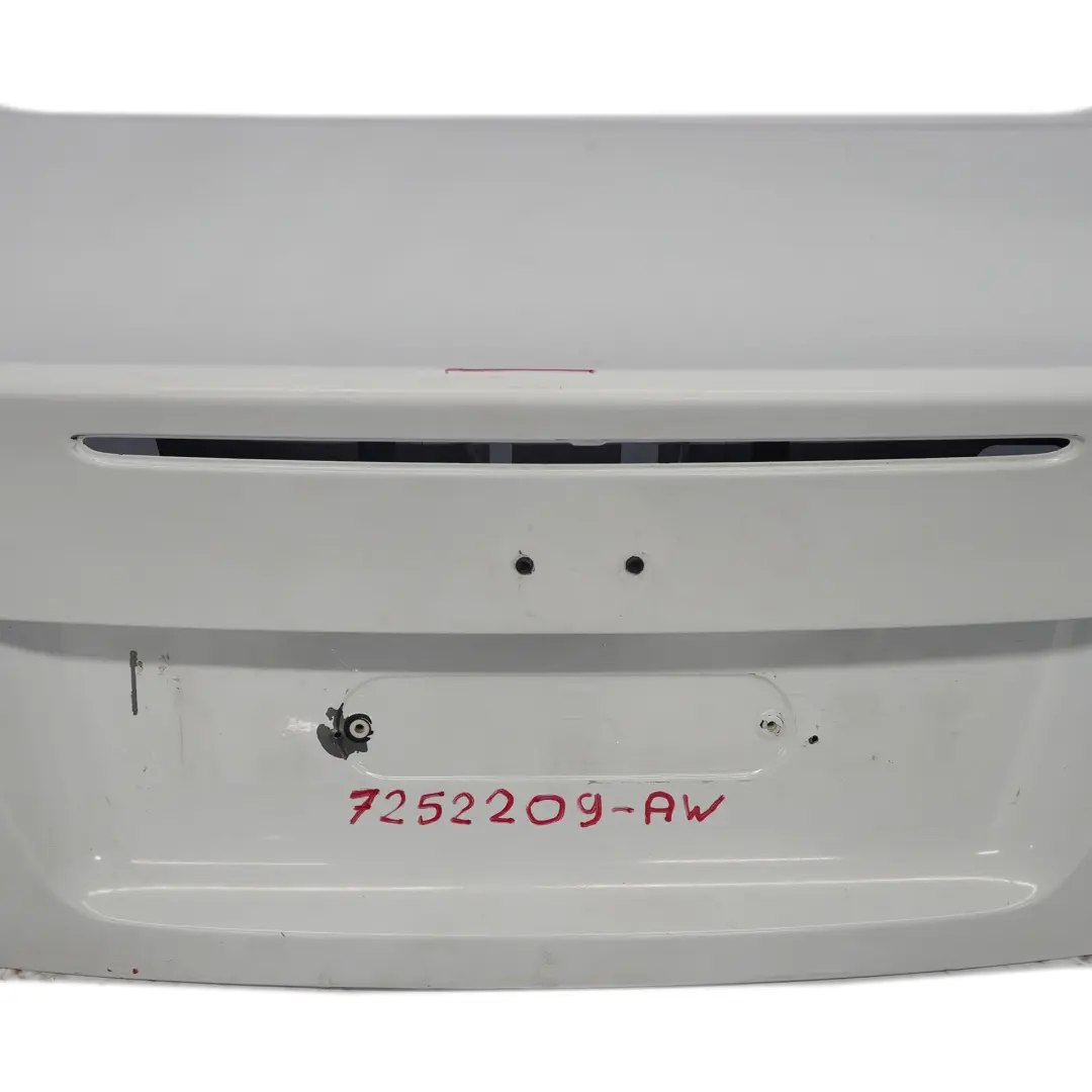 Klapa Bagażnika Tył Alpinweiss 3 - 300 do BMW E82 o numerze 7252209 BMW E82 Klapa Bagażnika Tył Alpinweiss 3 - 300 - SKU 7252209-AW - Numer Części 7252209