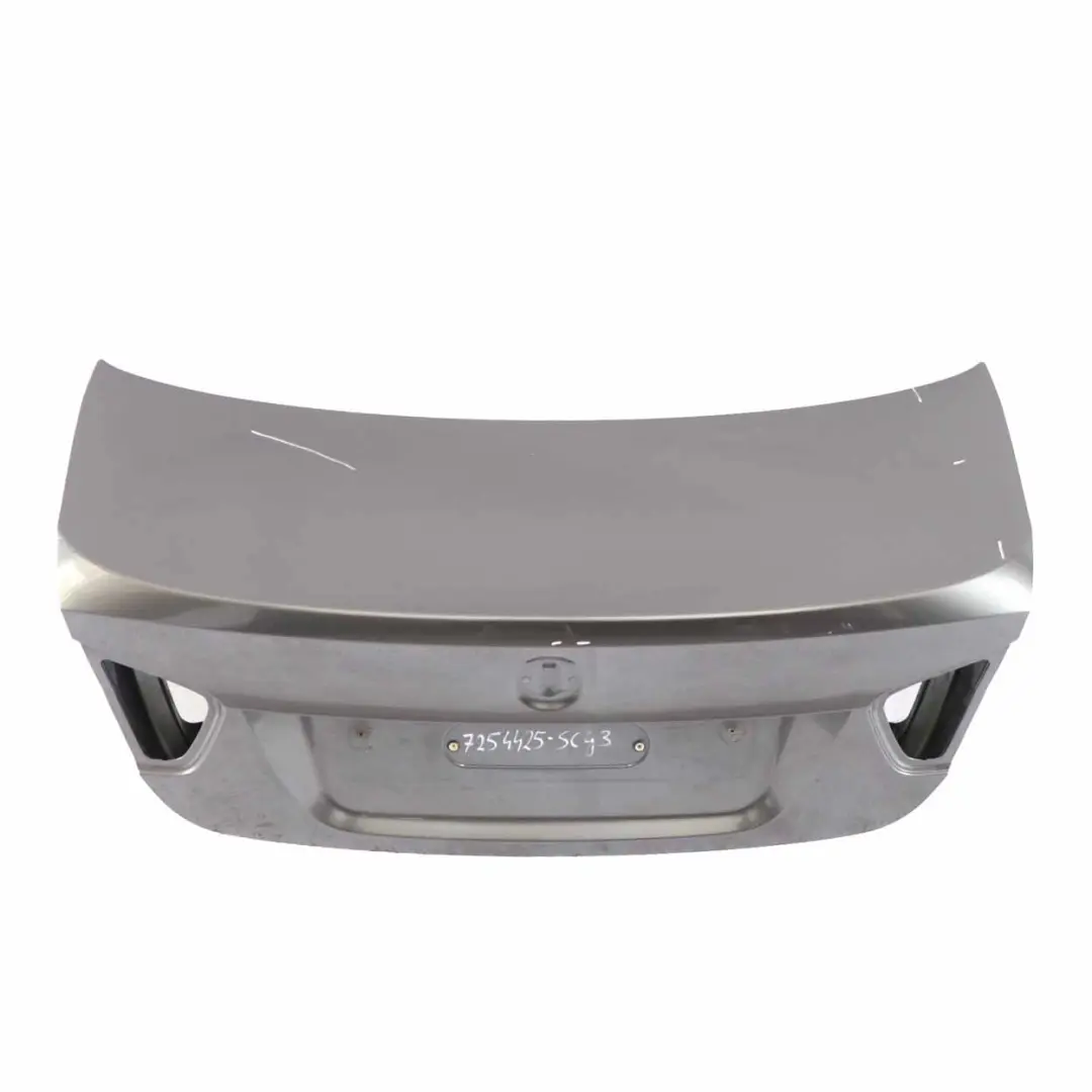 Klapa Bagażnika Spacegrau Grey - A52 do BMW E90 LCI o numerze 7254425 BMW E90 LCI Klapa Bagażnika Spacegrau Grey - A52 - SKU 7254425-SCG3 - Numer Części 7254425