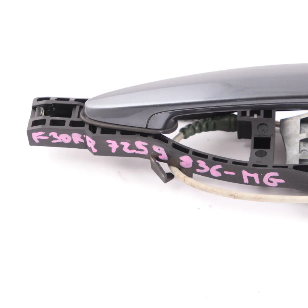 Tirador Puerta BMW F30 Trasero Derecho Exterior Gris Mineralgrau Metalizado B39 para con número de pieza 7259836 Tirador Puerta BMW F30 Trasero Derecho Exterior Gris Mineralgrau Metalizado B39 - SKU 7259836-MG1 - Número de pieza 7259836