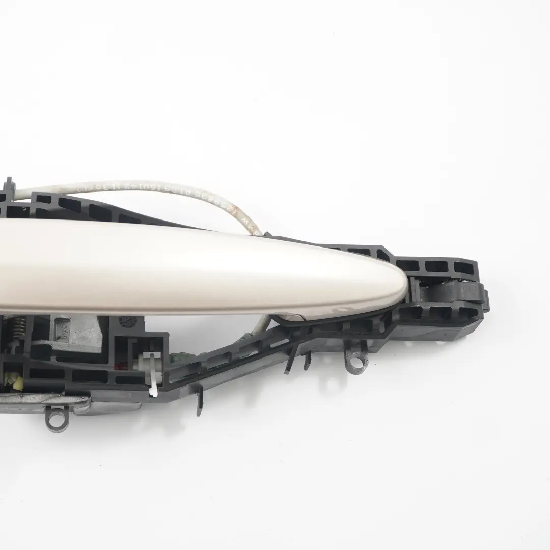 Tirador Puerta BMW F30 F31 Agarre Trasero Derecho Exterior Orion Plata A92 para con número de pieza 7259836 Tirador Puerta BMW F30 F31 Agarre Trasero Derecho Exterior Orion Plata A92 - SKU 7259836-ORION - Número de pieza 7259836