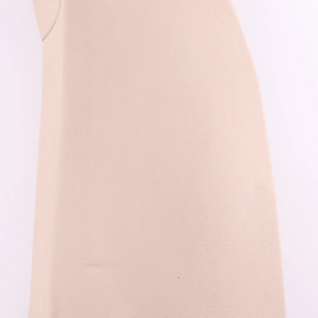 Finitura posteriore sinistro Rivestimento pelle Dakota Oyster per BMW F10 con numero di parte 7261221 BMW F10 Finitura posteriore sinistro Rivestimento pelle Dakota Oyster - SKU 7261221 - Numero di parte 7261221