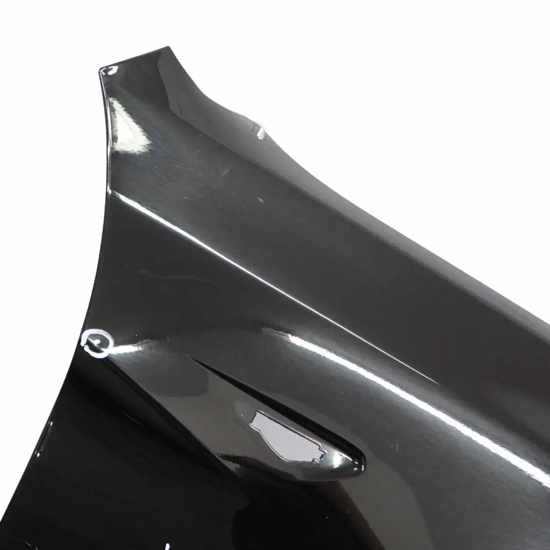 Pannello laterale parafango anteriore destro O/S Schwarz 2 Nero - 668 per BMW X3 F25 con numero di parte 7267323 BMW X3 F25 Pannello laterale parafango anteriore destro O/S Schwarz 2 Nero - 668 - SKU 7267324-SCH - Numero di parte 7267323