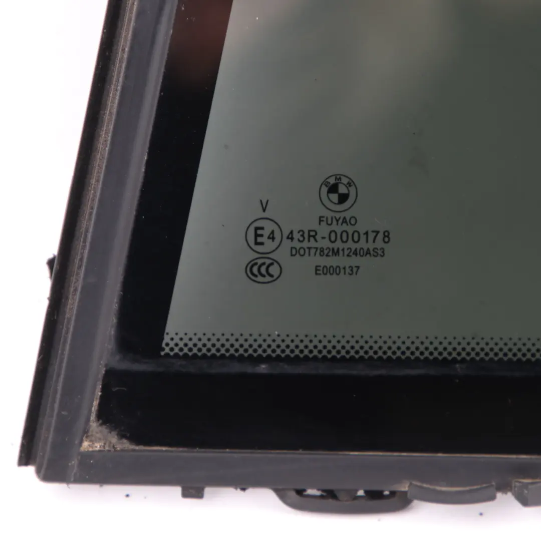 Cristal Trasero Izquierdo Triángulo Puerta Lateral AS3 Tintado Negro para BMW F31 con número de pieza 7269559 BMW F31 Cristal Trasero Izquierdo Triángulo Puerta Lateral AS3 Tintado Negro - SKU 7269559 - Número de pieza 7269559