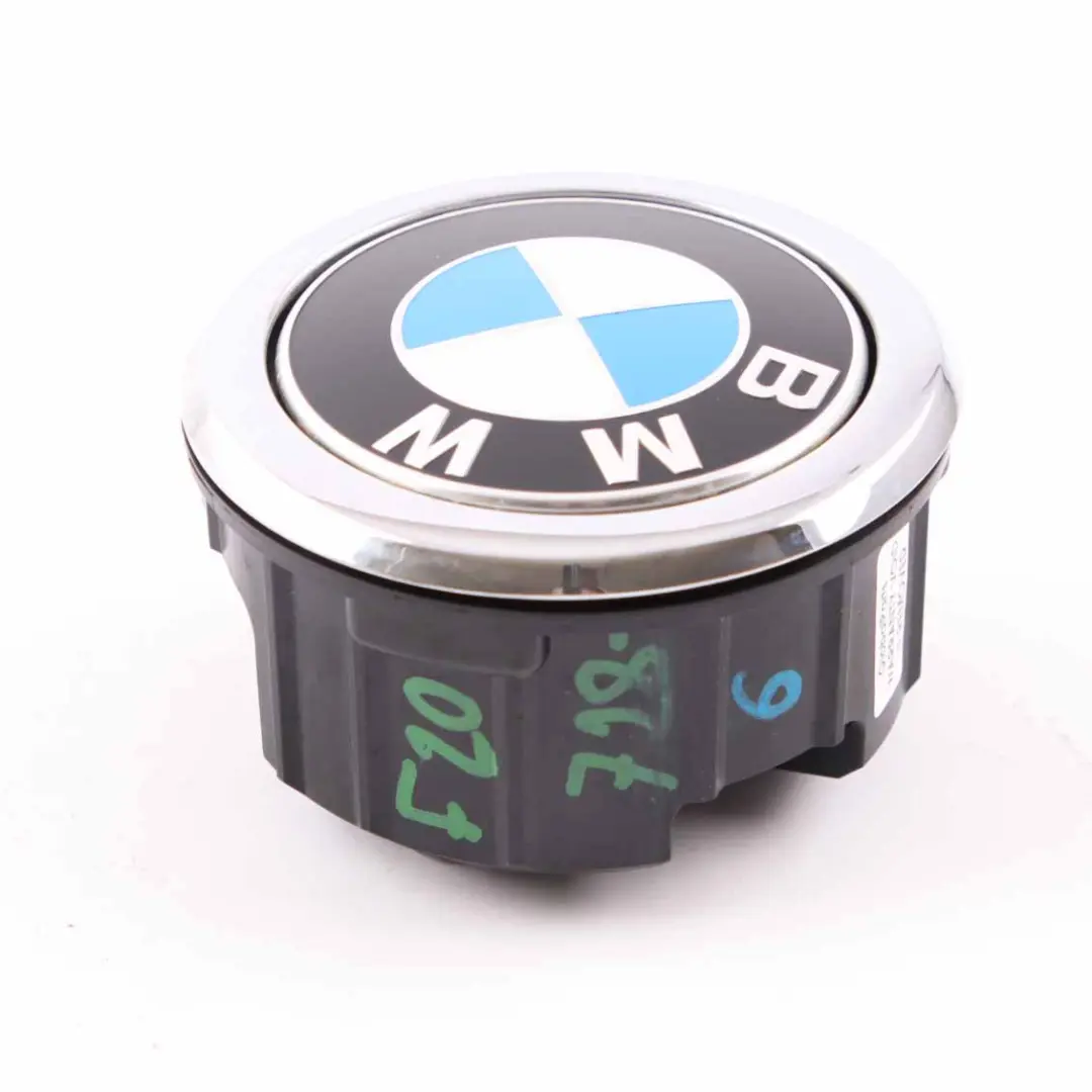 BMW F20 F21 Couvercle coffre embleme noir aspect carbone bouton arriere - SKU 7270728-6 - Numéro de pièce 7270728