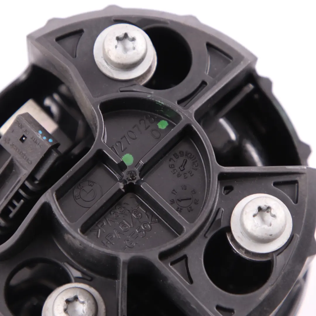 BMW F20 F21 Couvercle coffre embleme noir aspect carbone bouton arriere - SKU 7270728-6 - Numéro de pièce 7270728