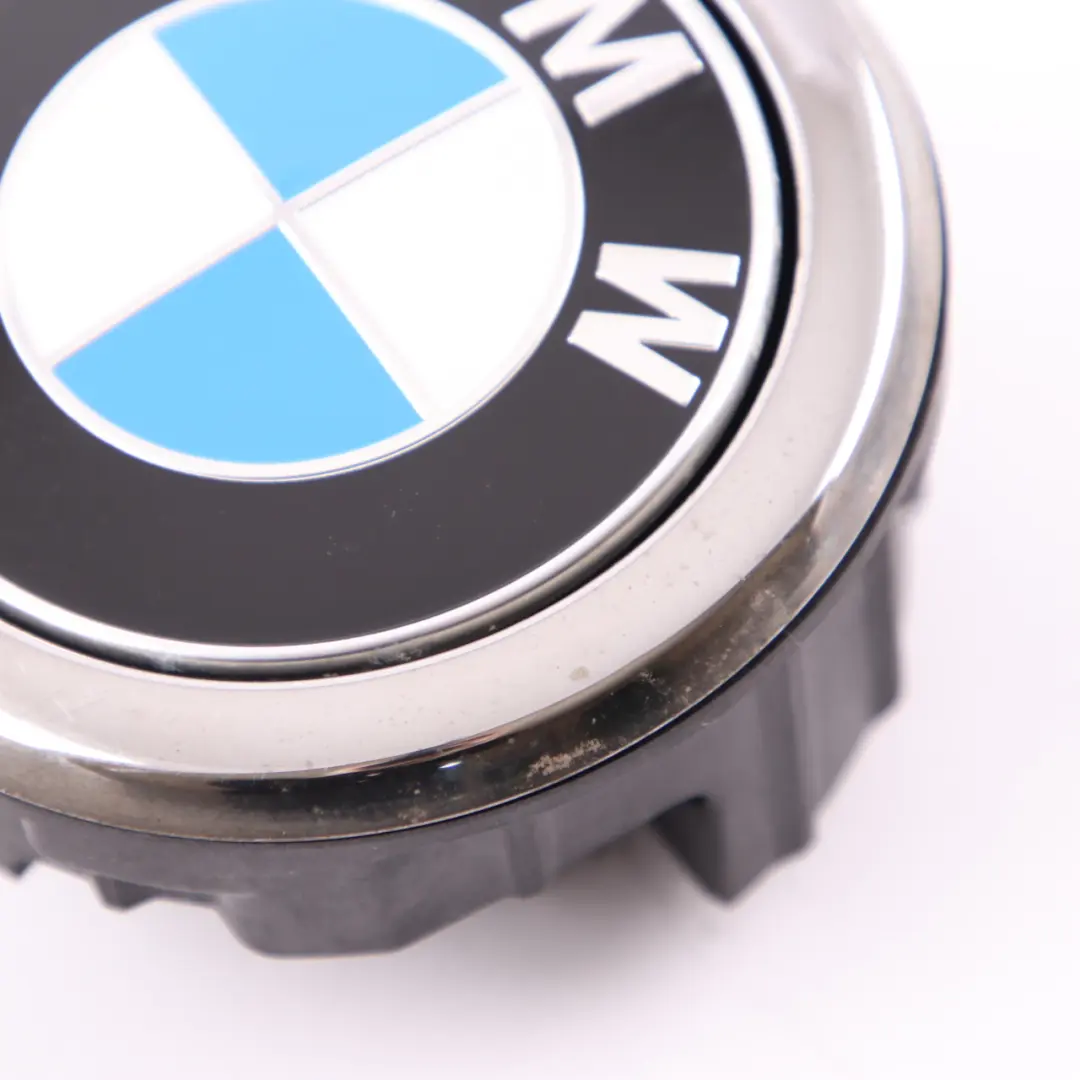Emblemat Przycisk Otwierania Klapy Tył do BMW F20 F21 o numerze 7270728 BMW F20 F21 Emblemat Przycisk Otwierania Klapy Tył - SKU 7270728-7 - Numer Części 7270728