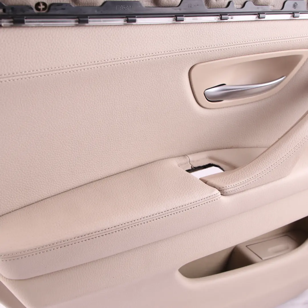 Boczek Panel Drzwi Lewy Tył Skóra Beż do BMW F10 F11 o numerze 7273287 BMW F10 F11 Boczek Panel Drzwi Lewy Tył Skóra Beż - SKU 7273287 - Numer Części 7273287