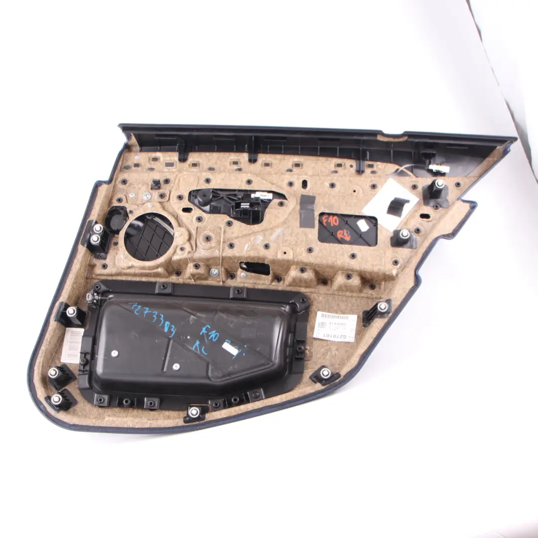 Tapicerka Boczek Panel Drzwi Lewy Tył Czarna Skóra do BMW F10 F11 o numerze 7273303 BMW F10 F11 Tapicerka Boczek Panel Drzwi Lewy Tył Czarna Skóra - SKU 7273303 - Numer Części 7273303