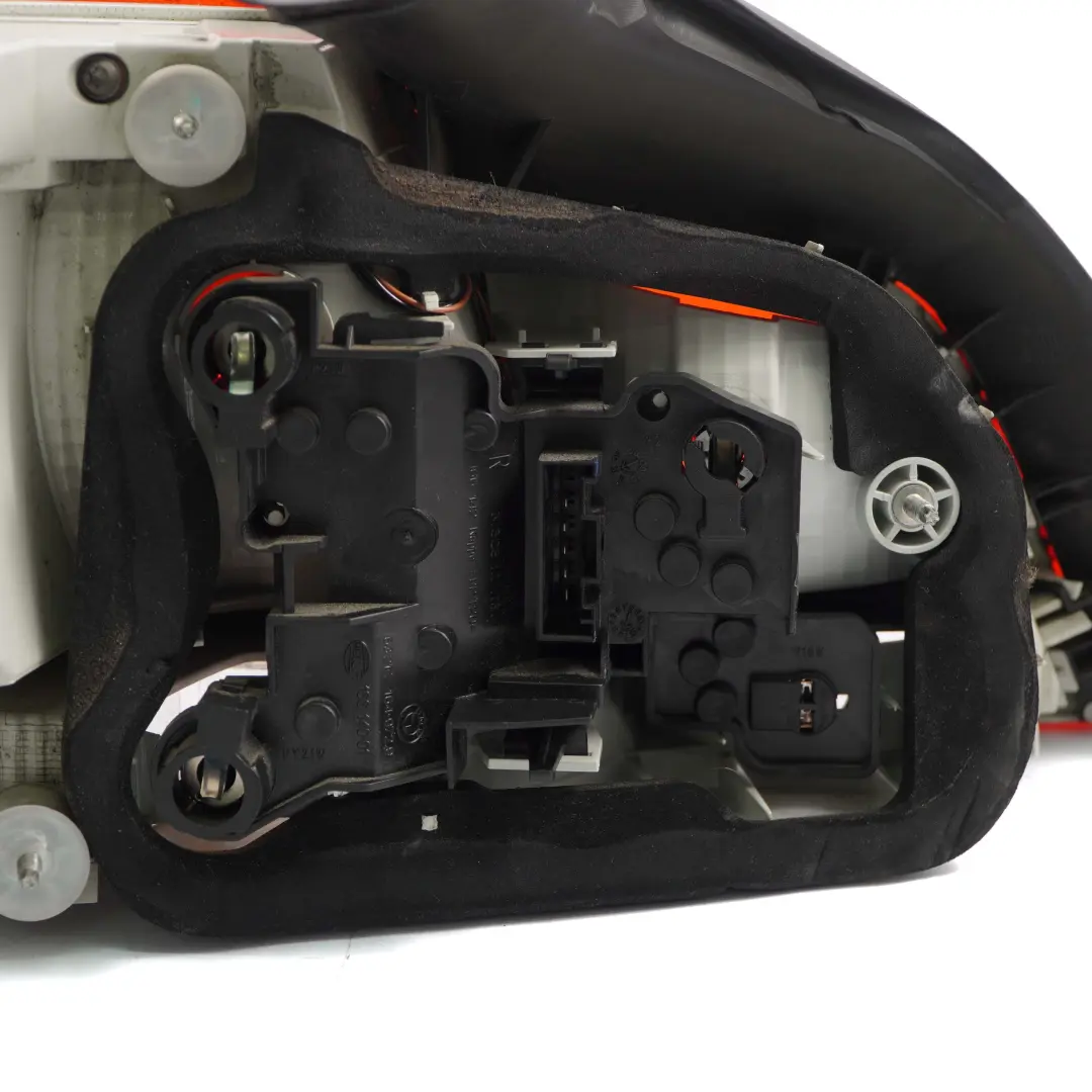 Tylna Lampa Tył Prawo do BMW E82 E88 o numerze 7273428 BMW E82 E88 Tylna Lampa Tył Prawo - SKU 7273428 - Numer Części 7273428