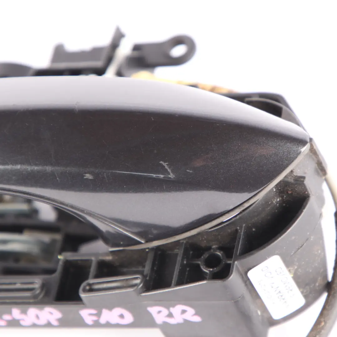 Maniglia Completa Porta Posteriore Destra O/S Grigio Sofisticato per BMW F10 F11 con numero di parte 7276242 BMW F10 F11 Maniglia Completa Porta Posteriore Destra O/S Grigio Sofisticato - SKU 7276242-SOP - Numero di parte 7276242