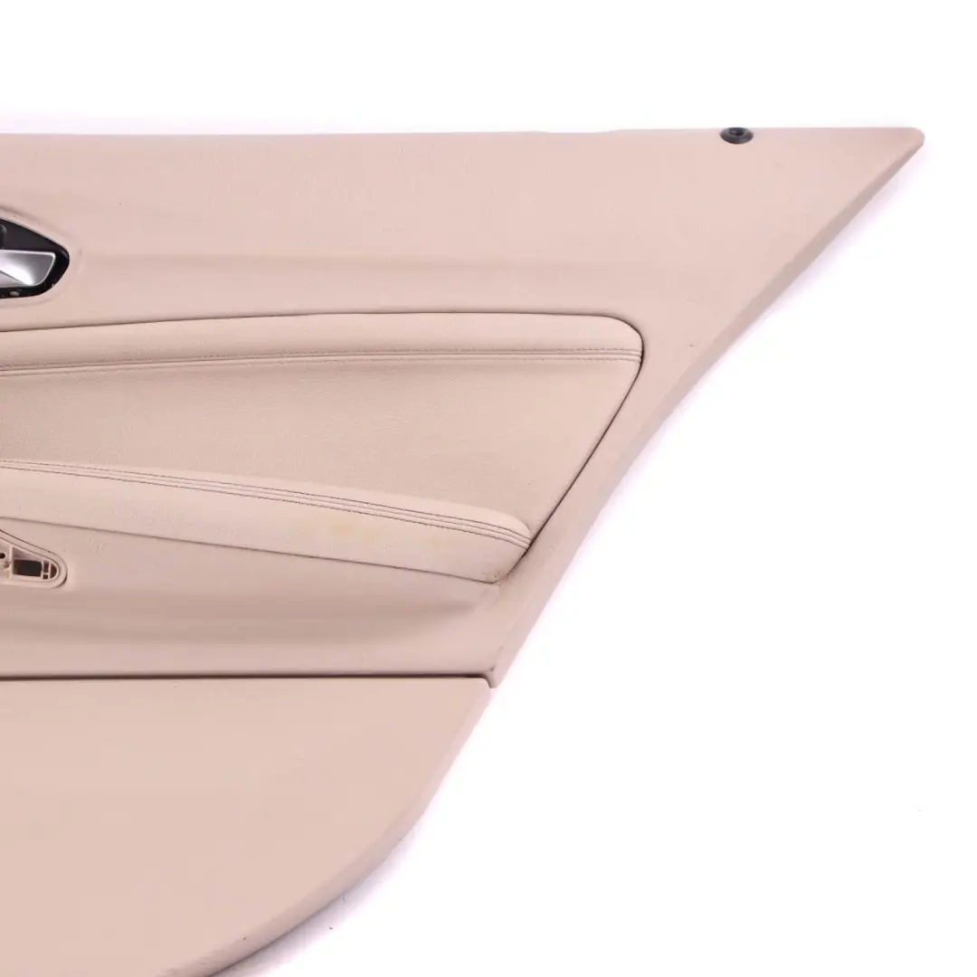 Boczek Drzwi Tylny Prawy Tapicerka Skórzana Dakota Oyster do BMW F20 o numerze 7278492 BMW F20 Boczek Drzwi Tylny Prawy Tapicerka Skórzana Dakota Oyster - SKU 7278492 - Numer Części 7278492