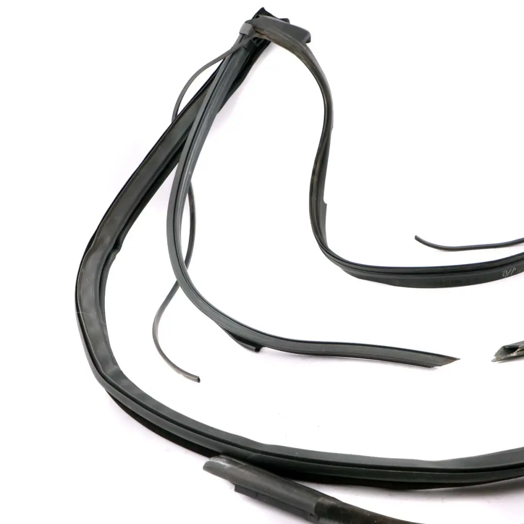 Guarnizione Parabrezza Anteriore BMW F33 F83 M4 Copertura Gomma Montante per con numero di parte 7279772 Guarnizione Parabrezza Anteriore BMW F33 F83 M4 Copertura Gomma Montante - SKU 7279772 - Numero di parte 7279772